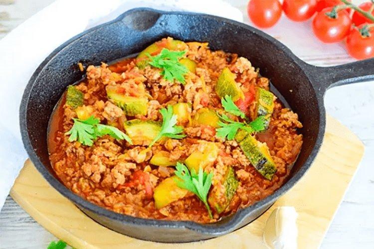 Тушеные кабачки с фаршем