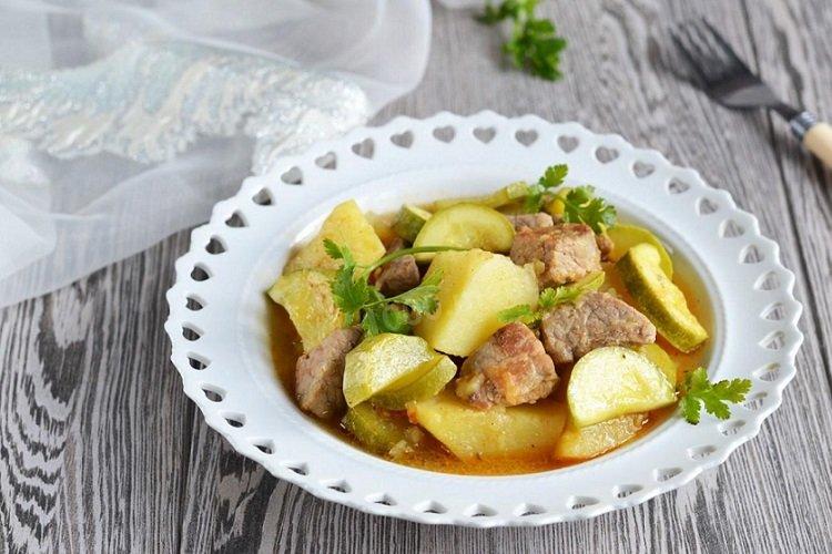 Кабачки, тушенные с картошкой и мясом