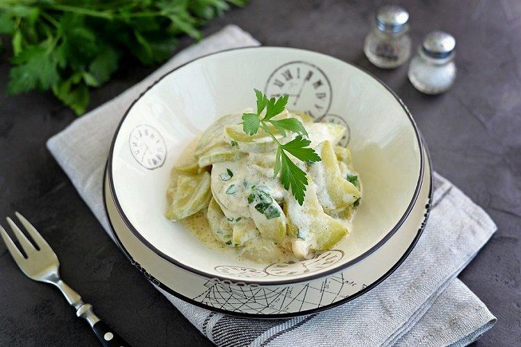 Кабачки, тушенные в сметане