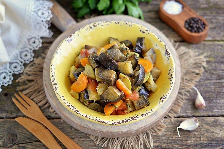 Кабачки, тушенные с баклажанами