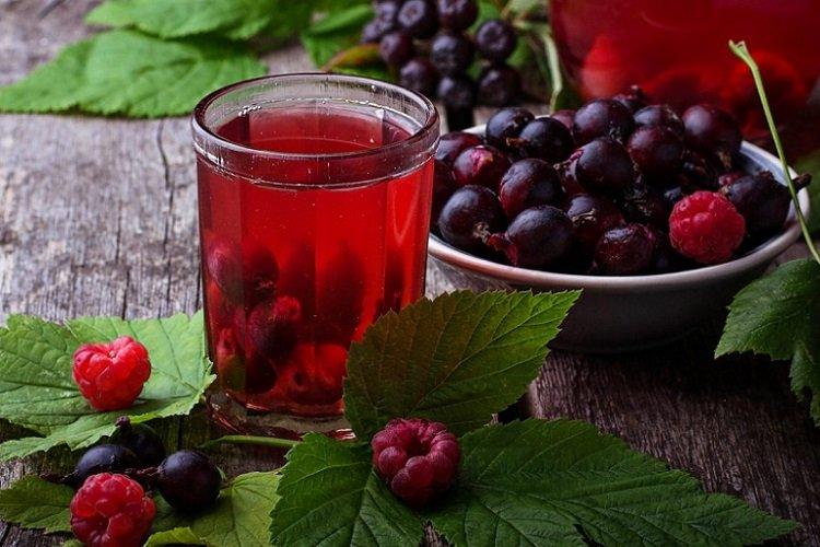 Компот с черешней, смородиной и малиной