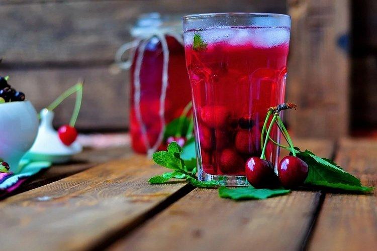 Компот из черешни и ревеня