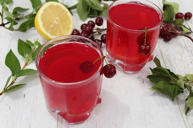 Компот из черешни с лимоном