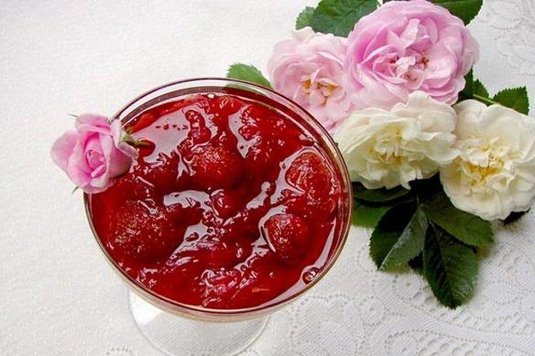 Варенье с клубникой и лепестками роз