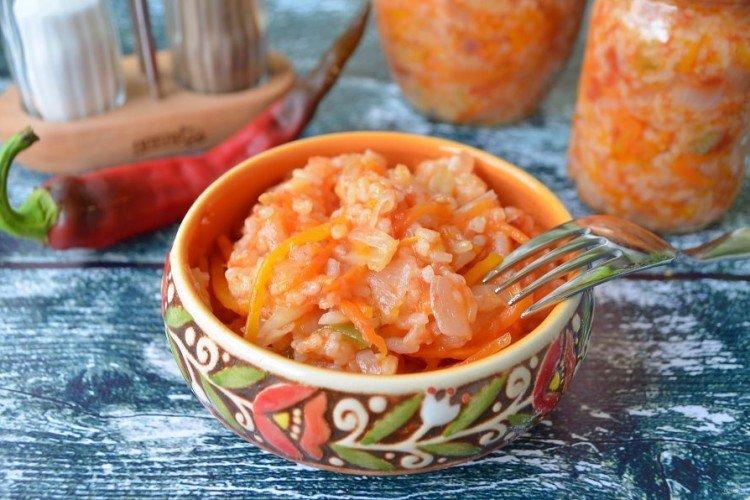 Салат с томатами, перцем, морковкой и рисом на зиму