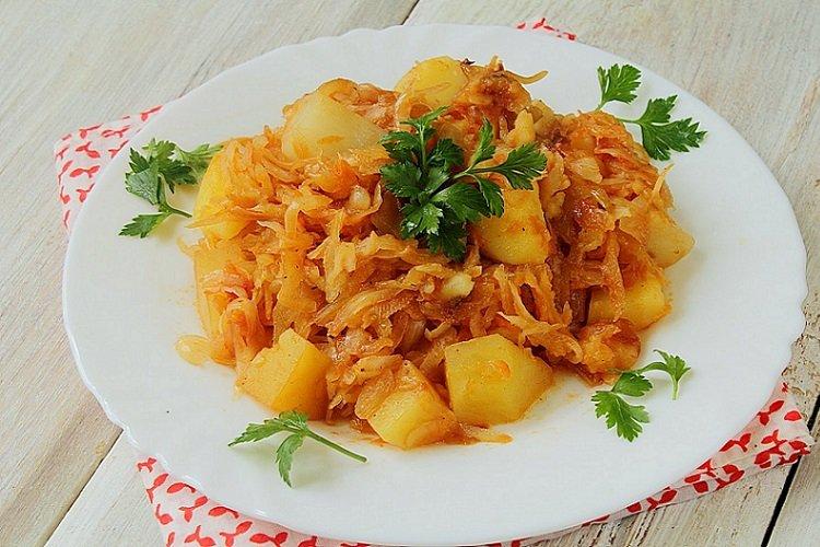 Картошка, тушенная с квашеной капустой