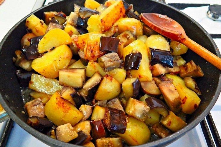 Тушеная картошка с мясом и баклажанами