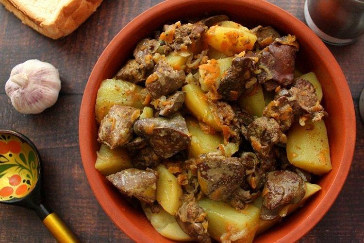 Тушеная картошка с куриной печенью