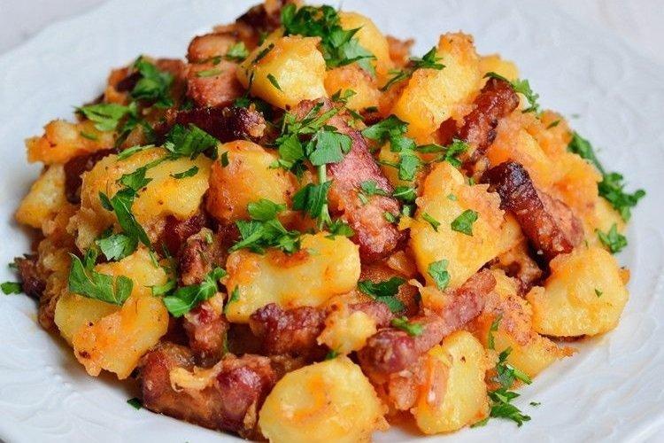 Картошка, тушенная с копченостями