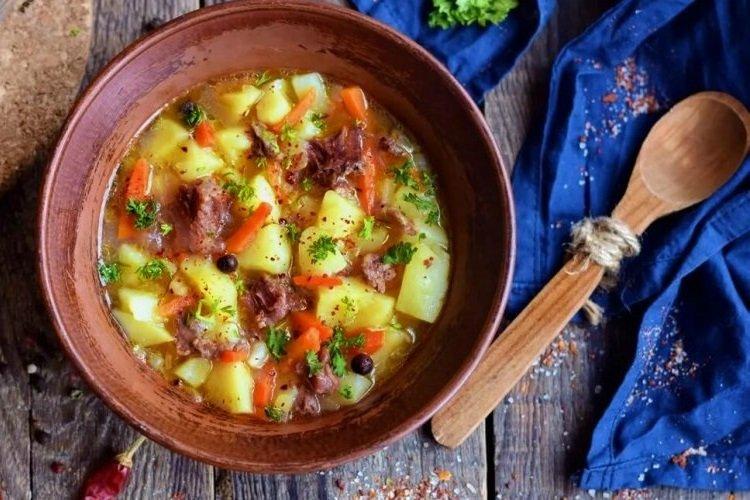 Тушеный картофель с тушенкой