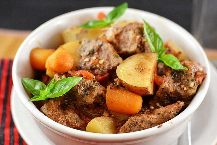 Тушеная картошка с говядиной