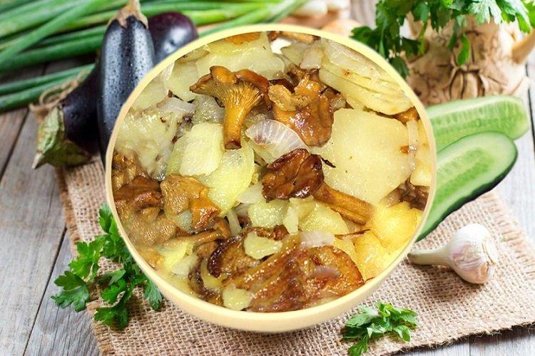 Тушеная картошка с лисичками