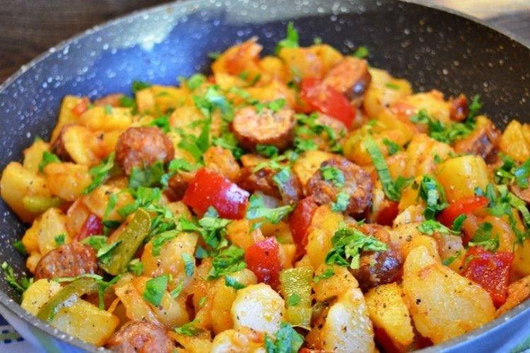 Картошка, тушенная с овощами и охотничьими колбасками