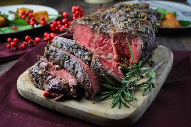 Ростбиф из говядины с винным соусом