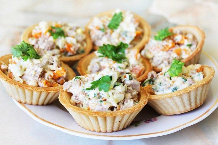Тарталетки с печенью трески и яйцом