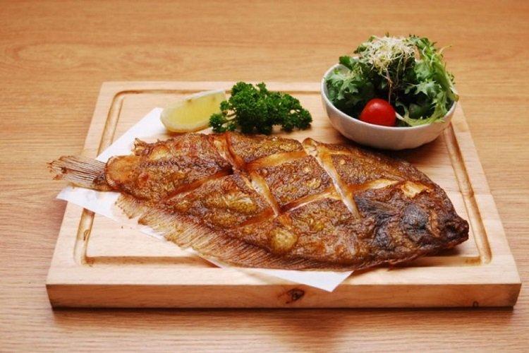 Камбала, запеченная в винном соусе