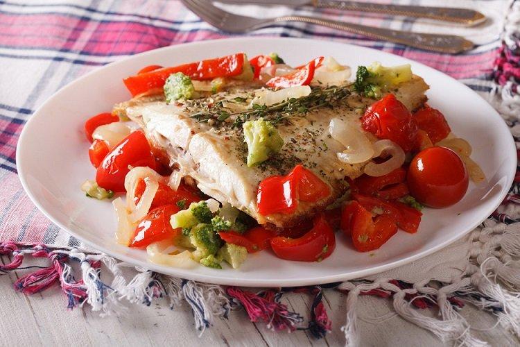 Запеченная камбала с помидорами и базиликом