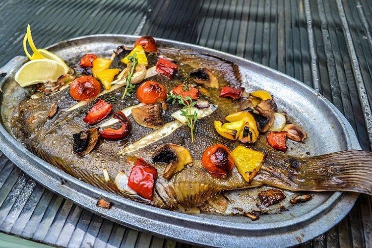 Камбала, запеченная с овощами