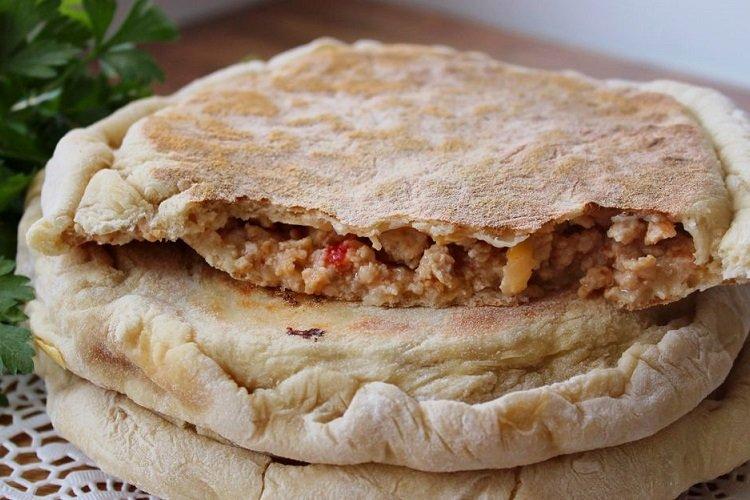 Лепешки с фаршем и овощами на сковороде