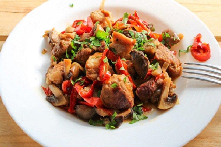 Тушеная свинина с овощами