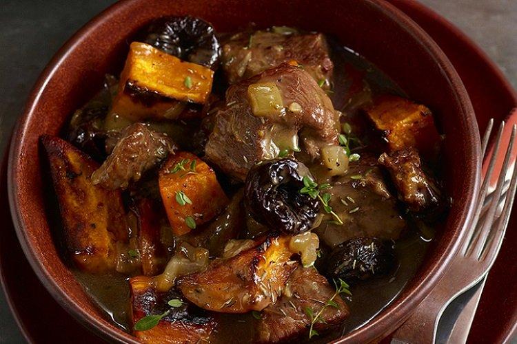 Тушеная свинина с черносливом
