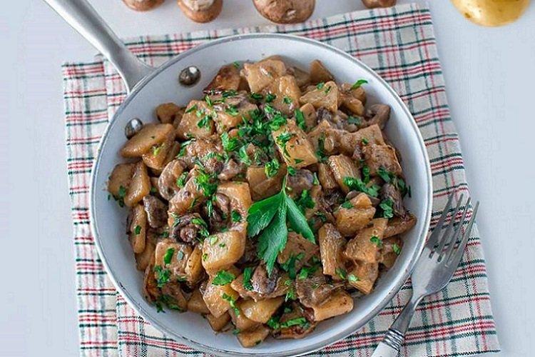 Тушеная свинина с маринованными грибами