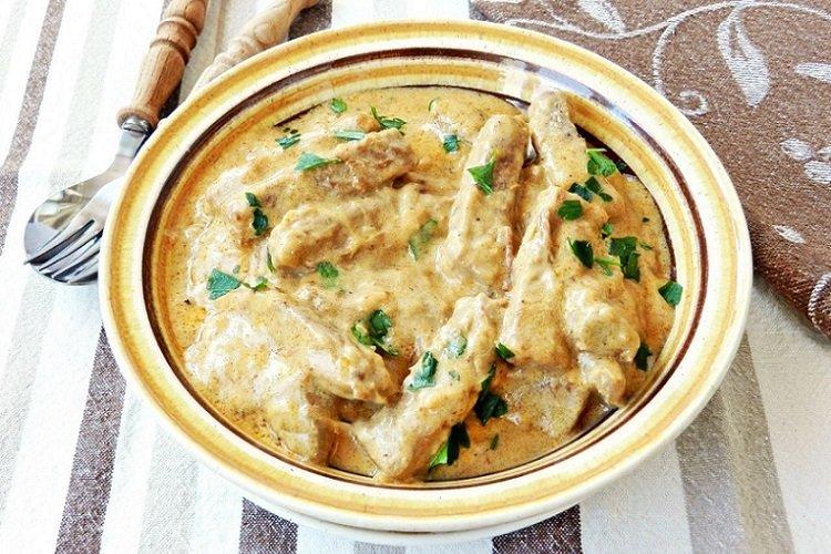 Свинина, тушенная в сметане