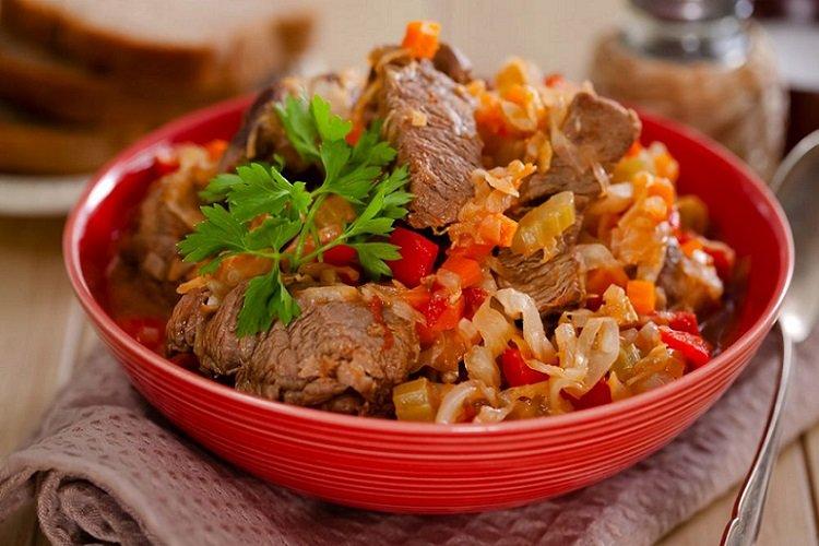 Свинина, тушенная с капустой