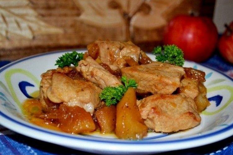 Тушеная свинина с яблоками