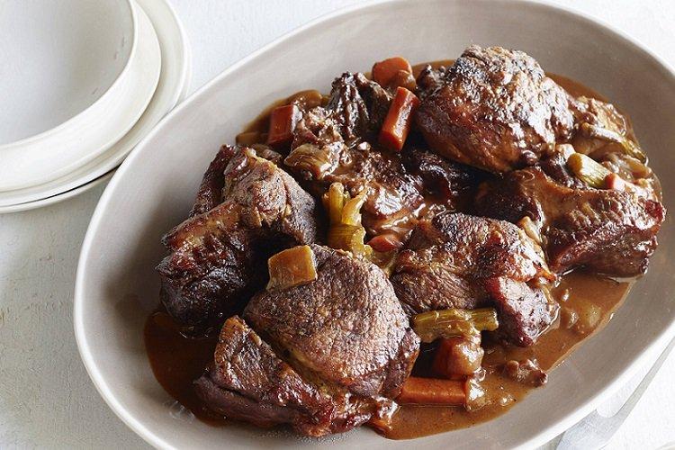 Свинина, тушенная в вине