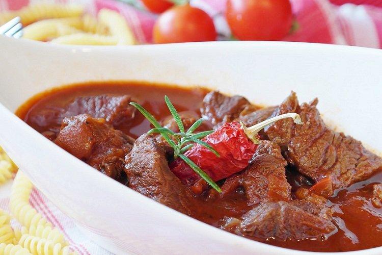 Свинина, тушенная в томатном соке