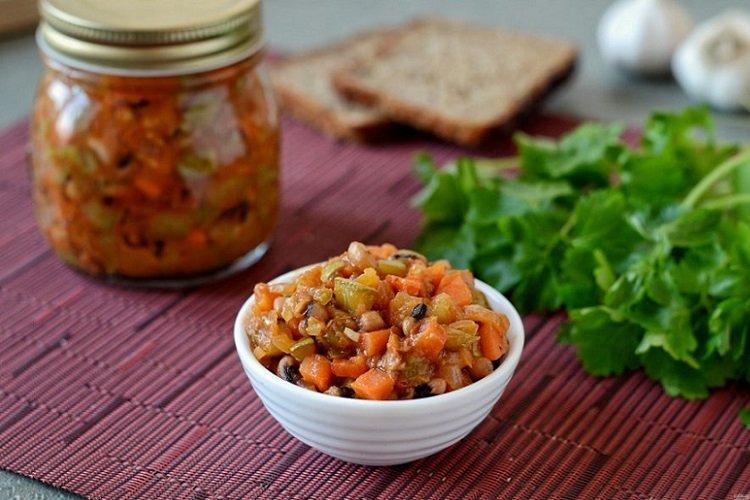 Салат из кабачков и фасоли на зиму