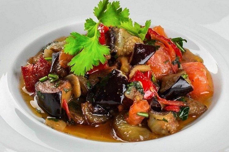 Тушеная курица с баклажанами