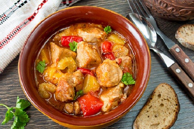 Тушеная курица с клецками