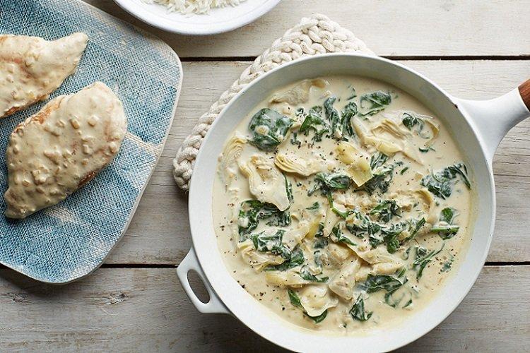 Куриные бедрышки со шпинатом, тушенные в сливках