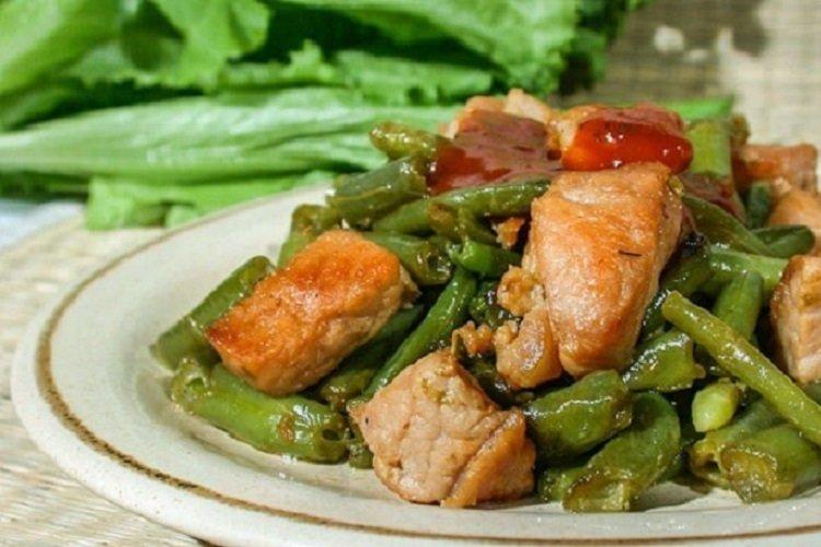 Курица, тушенная со спаржей