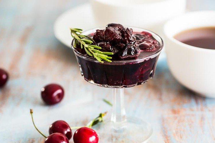 Вишневое варенье с медом и розмарином