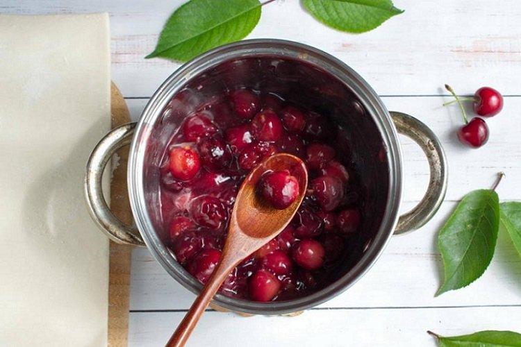 Вишня с апельсиновой цедрой в собственном соку