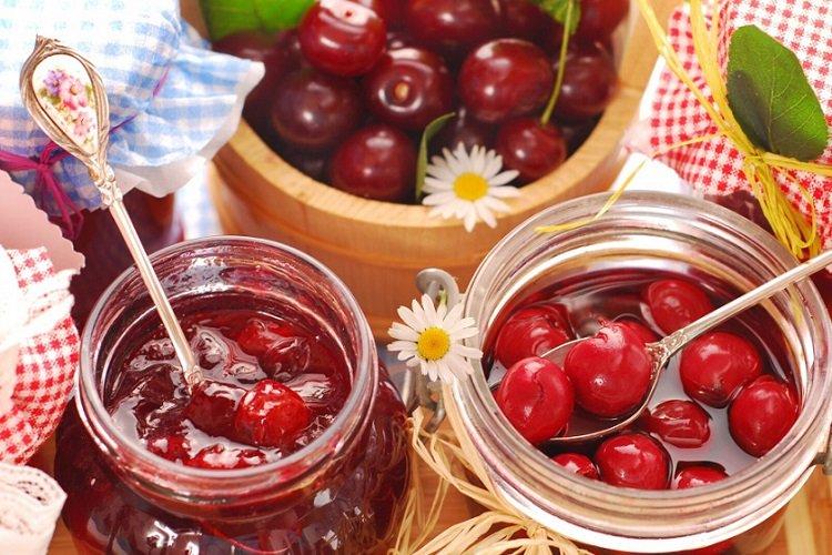 Вишня с корицей в собственном соку