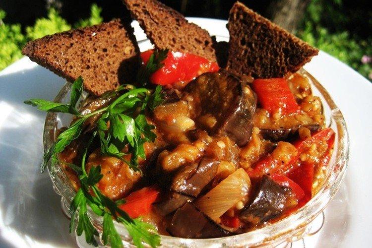 Соте с баклажанами и орехами