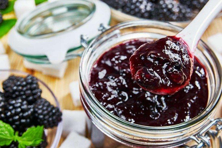 Густое варенье из лесных ягод