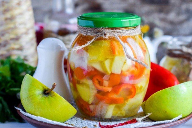 Зимний салат из сладкого перца с яблоками