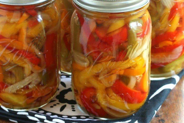 Салат из сладкого перца с айвой