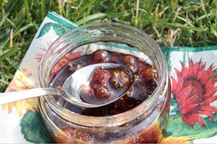 Варенье из земляники с хвостиками