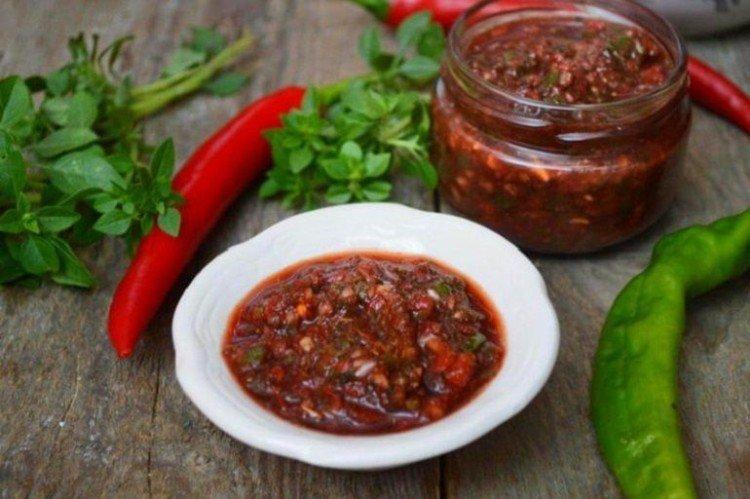 Аджика из помидоров с орехами