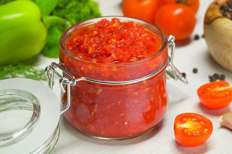 Аджика из помидоров с перцем
