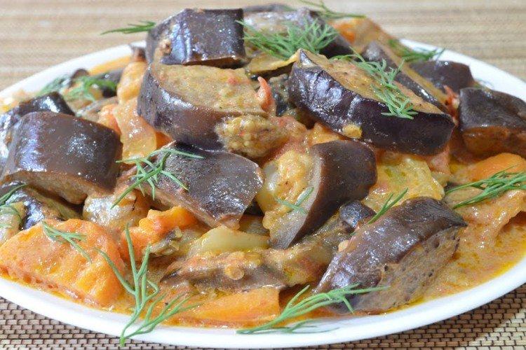 Баклажаны с помидорами, чесноком и сметаной