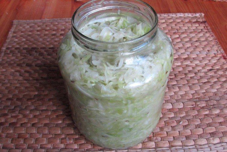 Простой салат с капустой на зиму