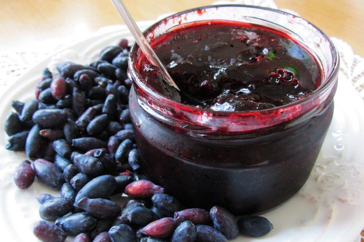 Перетертая жимолость с сахаром