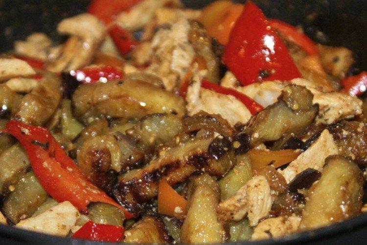 Баклажаны с помидорами и курицей